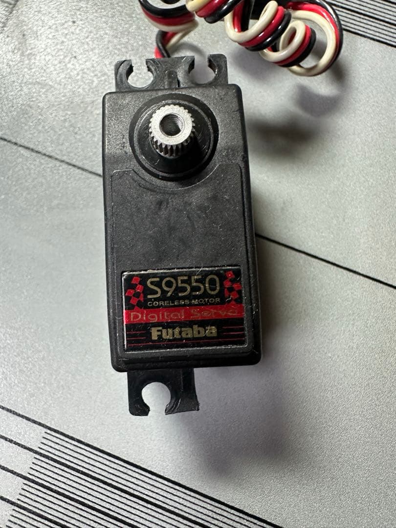 フタバ　デジタルサーボ　S9550×2（ロープロ）　S9451×1（標準サイズ）