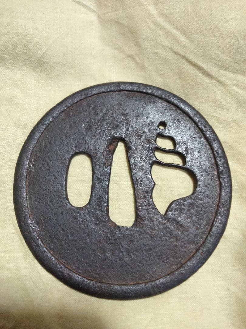 鉄鍔 鐔 (甲冑師 貝透かし) 室町時代〜江戸時代 古甲冑師 土手耳 極薄