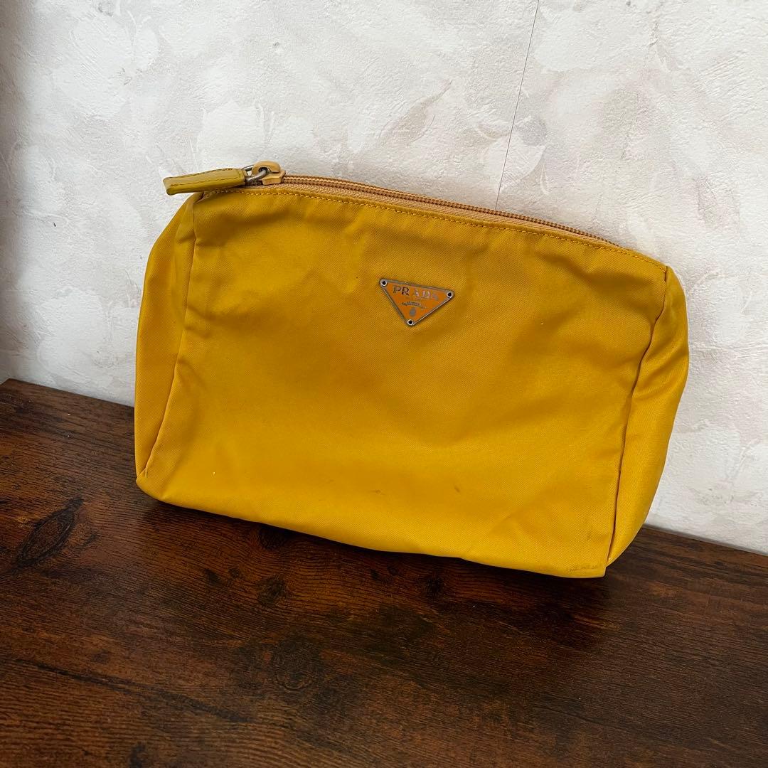 PRADA プラダ 三角プレート テスート ナイロン メイクポーチ イエロー プラダ PRADA ポーチ 巾着 テスートナイロン ロゴ 三角プレート 黄色