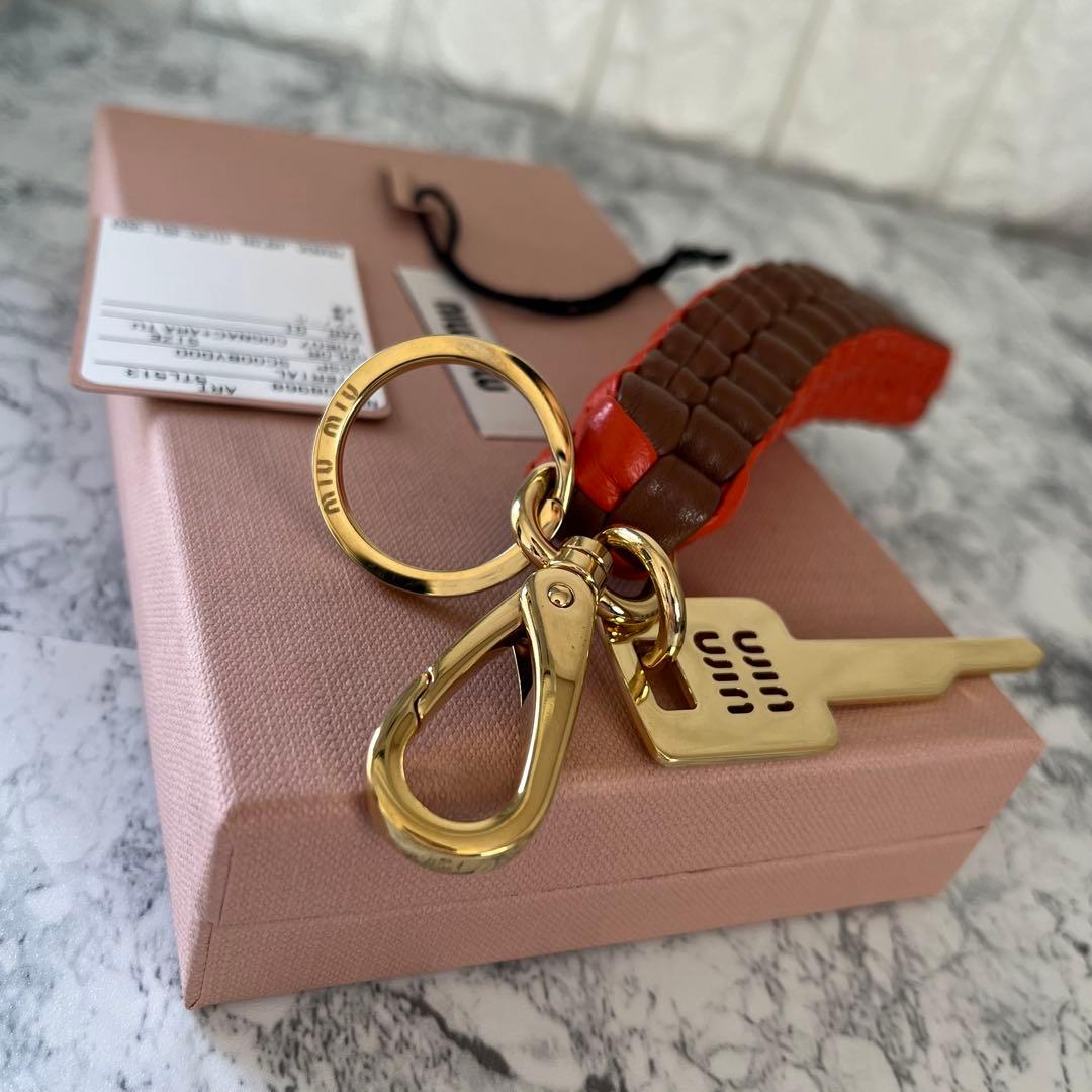 新品 miumiu ミュウミュウ レザートリック キーホルダー キーリング