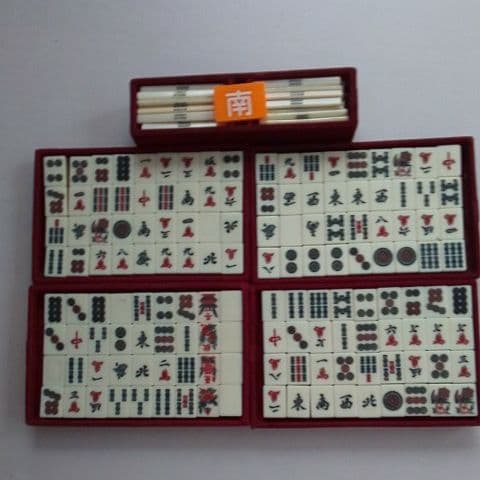 麻雀牌セット 麻雀牌 持ち運びケース付 年代物 骨董品