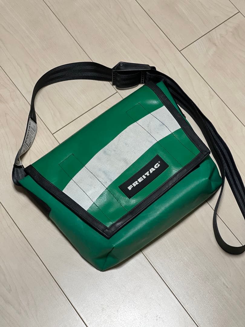 FREITAG LASSIE F11 グリーン メッセンジャーバッグ F11 LASSIE 🍏 The classic downsized FREITAG messenger bag with two
