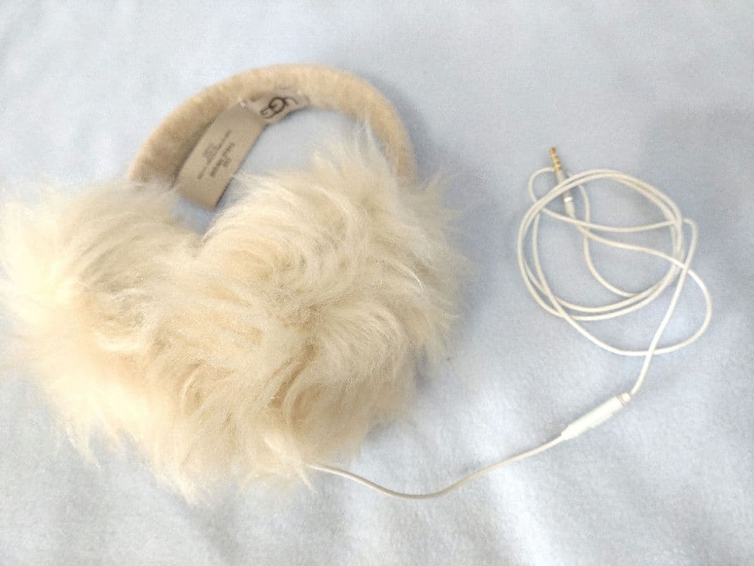 UGG 有線ヘッドホン ベージュ ファー UGG - UGG/アグ/イヤーマフヘッドホンの通販 by rabbit's shop｜アグ