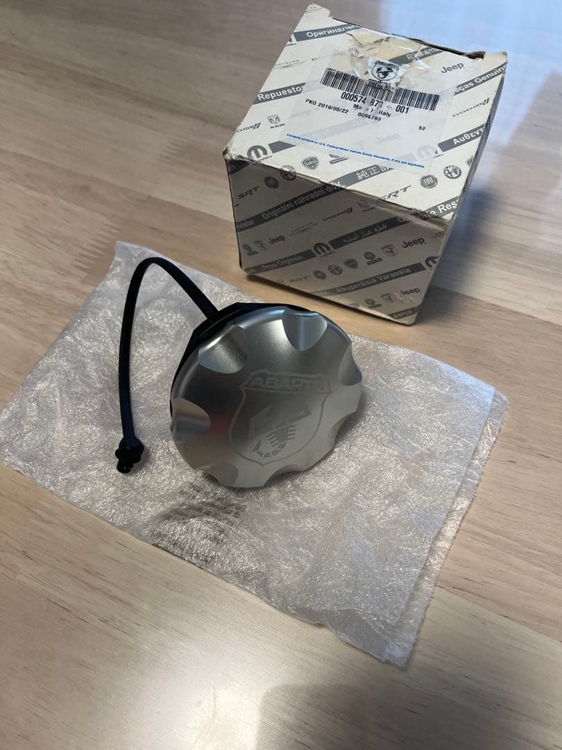 アバルト純正オプション　アルミ製フューエルキャップ フィアット イタリア アバルト（ABARTH） アバルト純正アルミフューエルキャップ-エンブレム