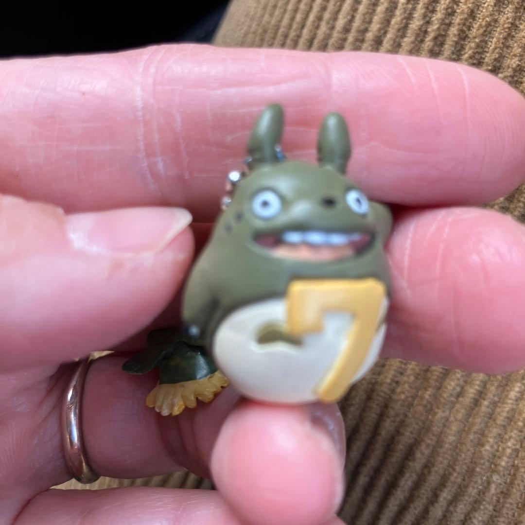 トトロ キーホルダー 7の数字付き 誕生日キーホルダー - メルカリ
