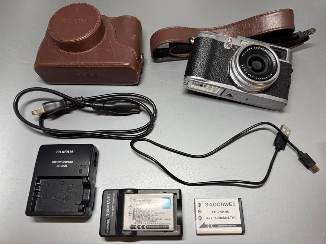 デジタルカメラ FUJIFILM Fine Pix X100 FinePix 富士フィルム Fujifilm X100 シルバー デジタルカメラ