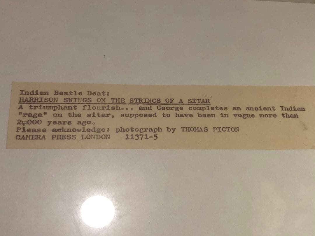 ジョージ・ハリスン シタール演奏 ポートレート写真　額装　カメラプラスロンドン作