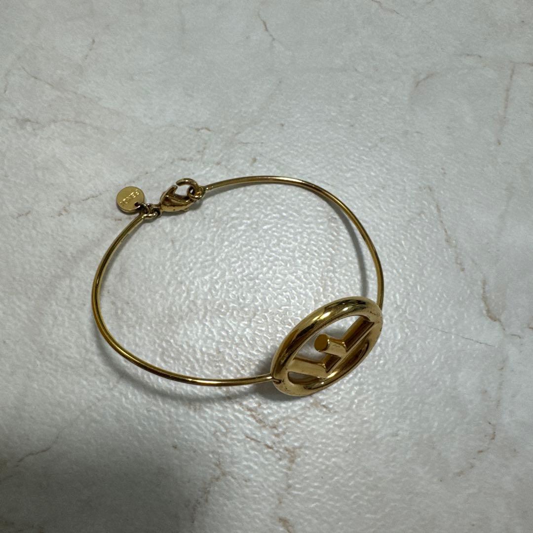 FENDI ゴールド ブレスレット バングル ロゴ入り 箱付き エフ - メルカリ
