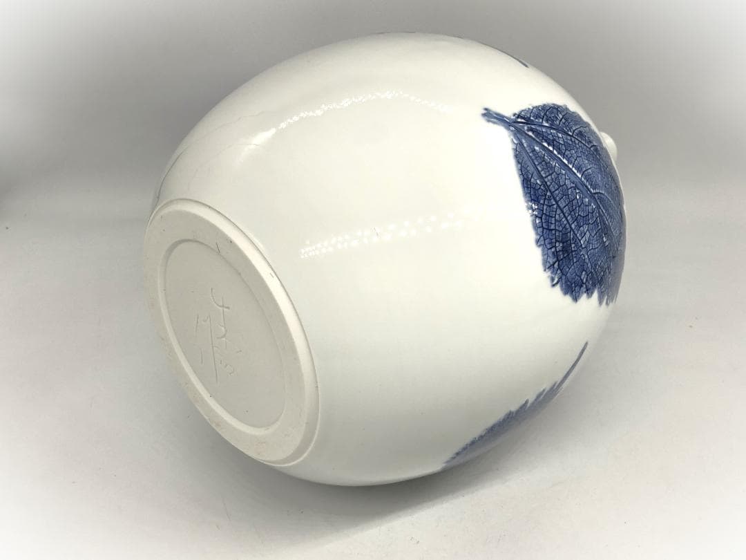 藤井朱明 作 白磁花瓶 】 29cm 浮彫 木の葉技法 有田焼 - メルカリ