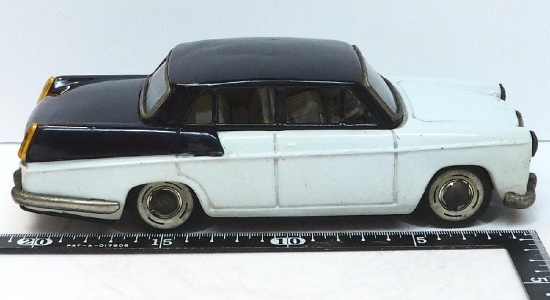 萬代屋【MGマグネット マークⅢセダン水色/紺】ブリキtin toy car箱無