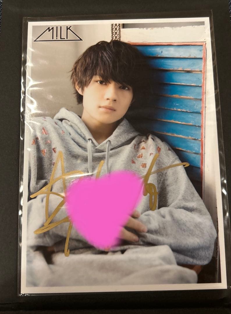 M!LK 佐野勇斗 サイン入り生写真(14杯目) - メルカリ