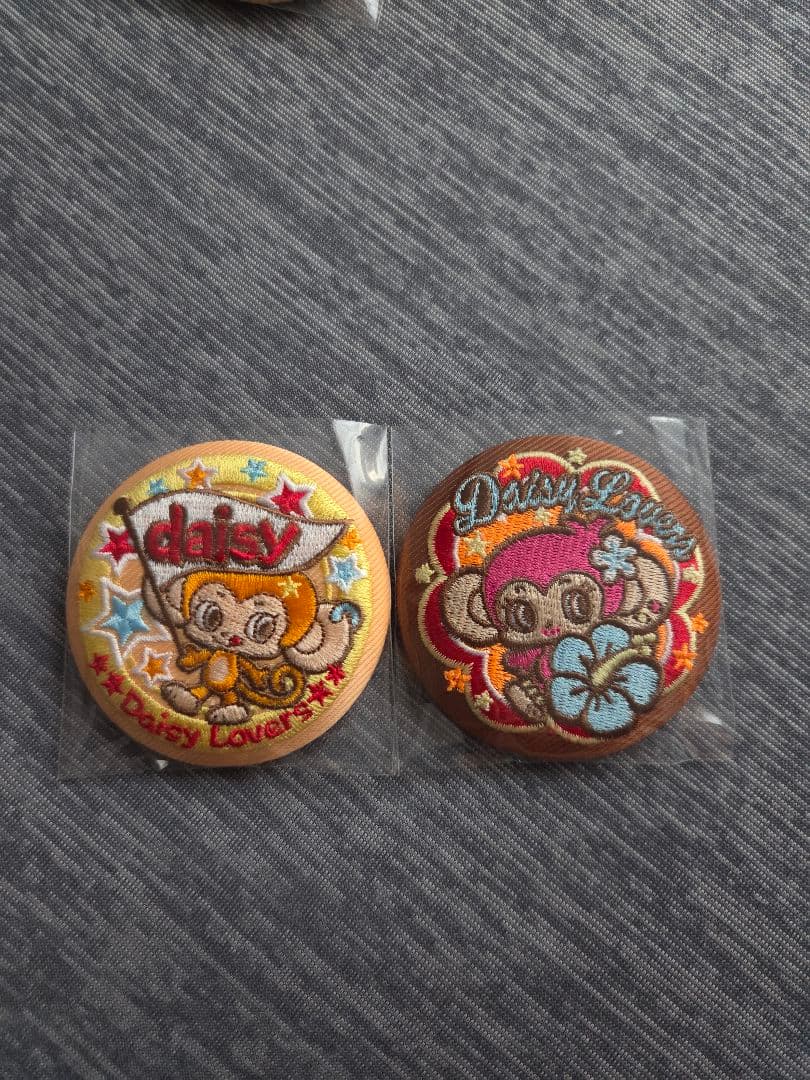 刺繍缶バッジ付きビスケット Daisy Lovers 刺繍ピンバッジ 2個セット