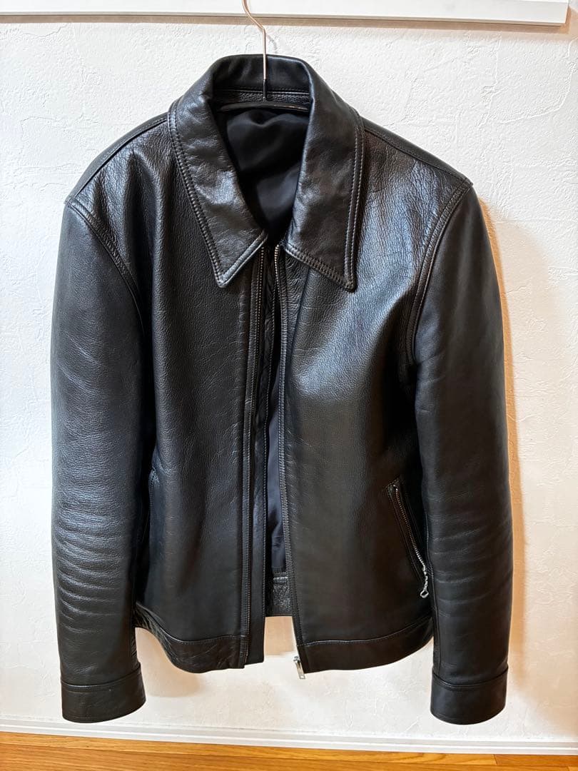 ブラックレザー ジャケット schott_japan モダンで上品なレザージャケット 今季はタイを巻いて