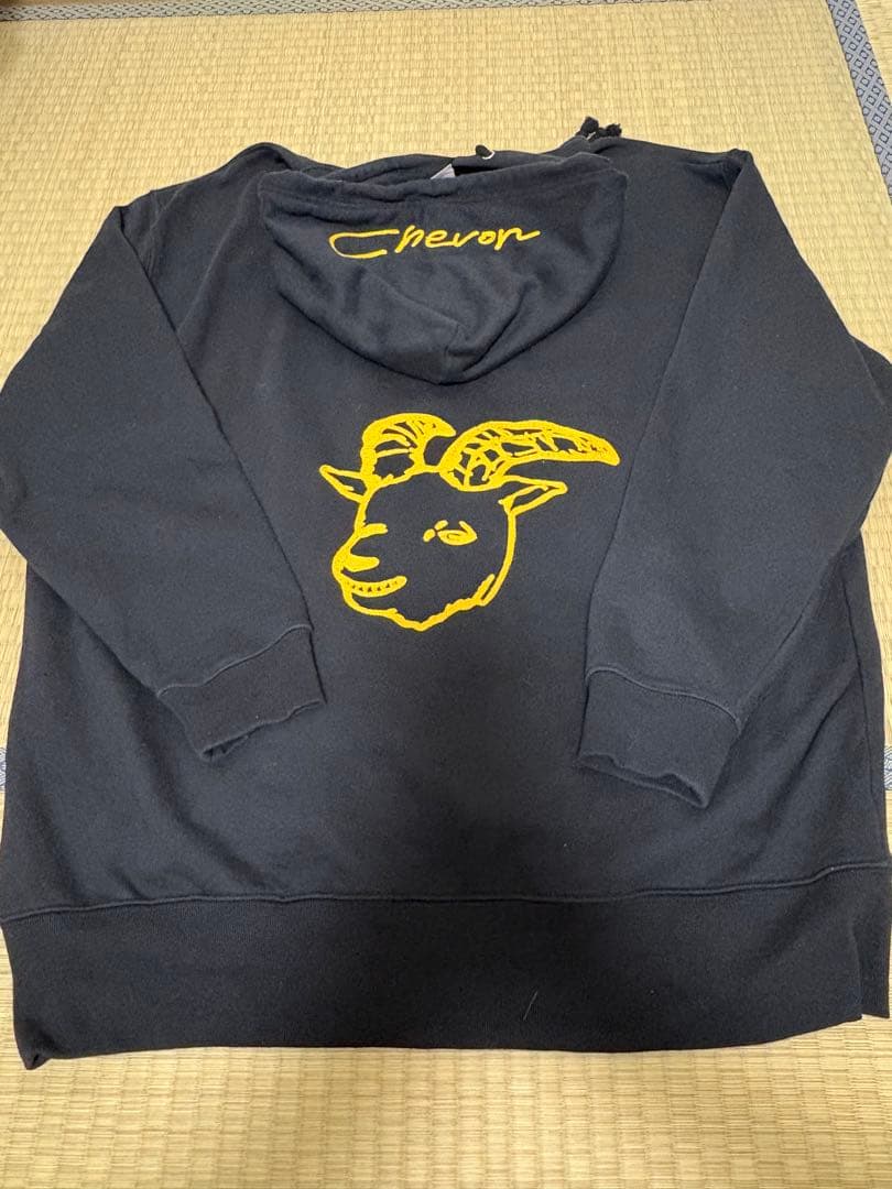 Chevon 【受注生産限定】刺繍プルオーバー / 黄色刺繍 / ブラックXXL