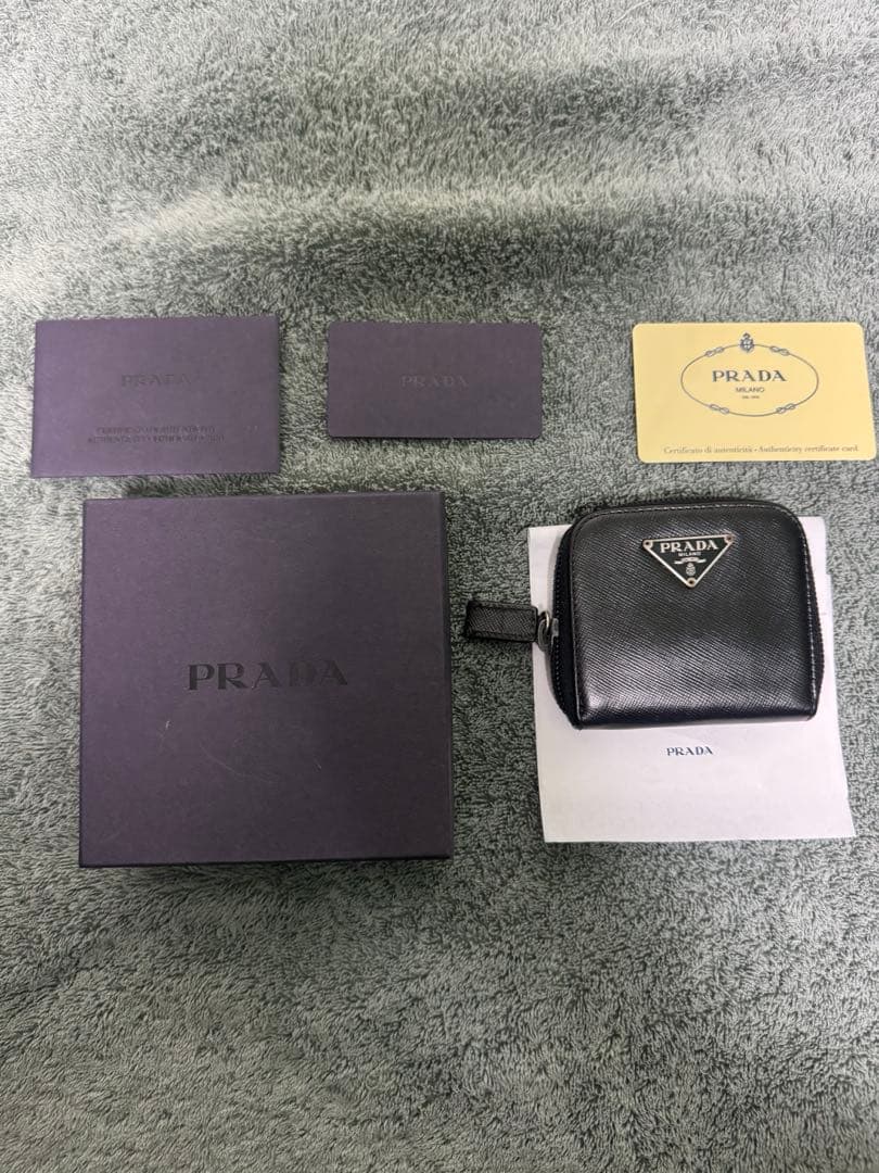 PRADA ケース　サフィアーノレザー　財布　コンパクトサイズ 楽天市場】【新品】 プラダ 二つ折り財布 サフィアーノ タブ レザー