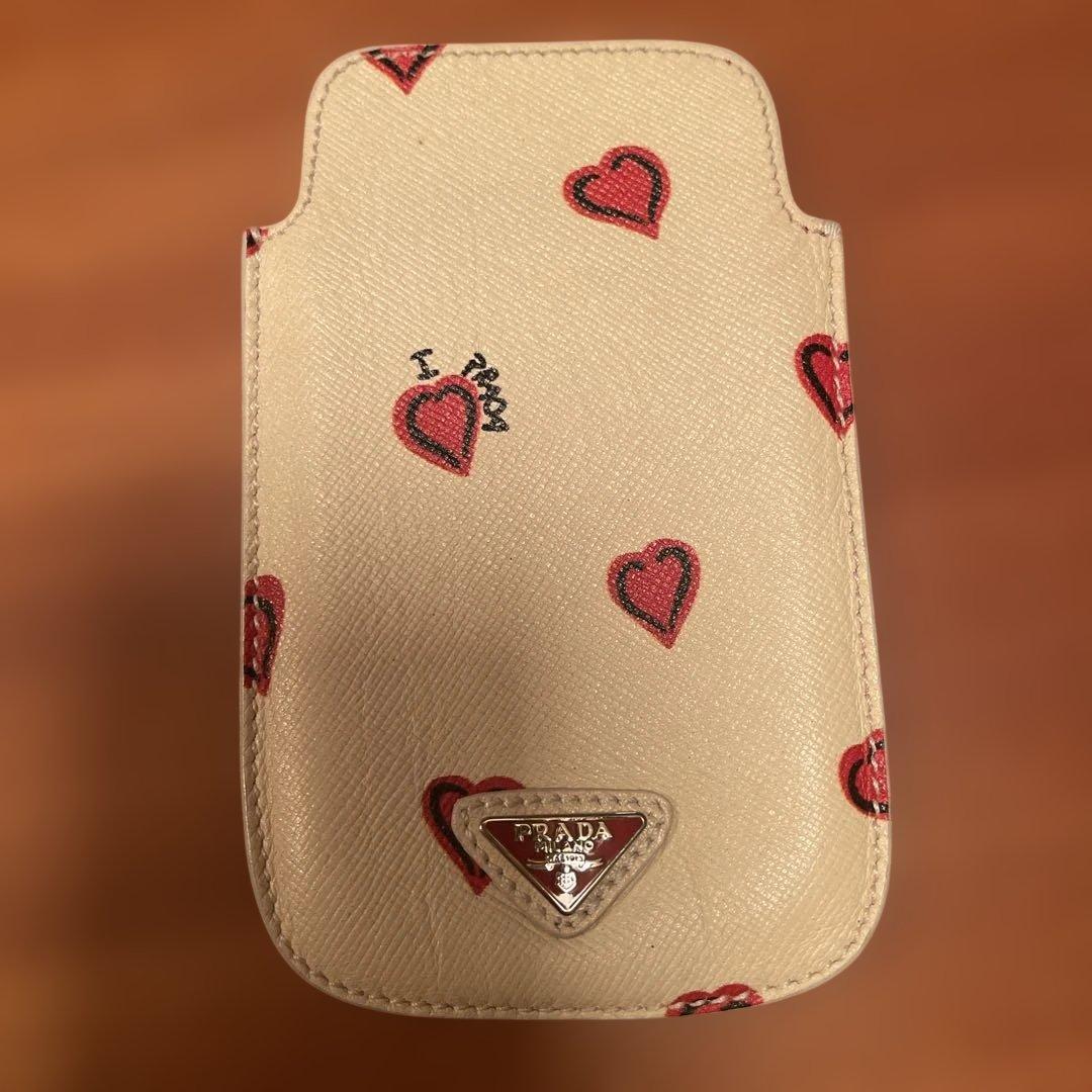 高坂恵子　PRADA ハート柄スマートフォンケース