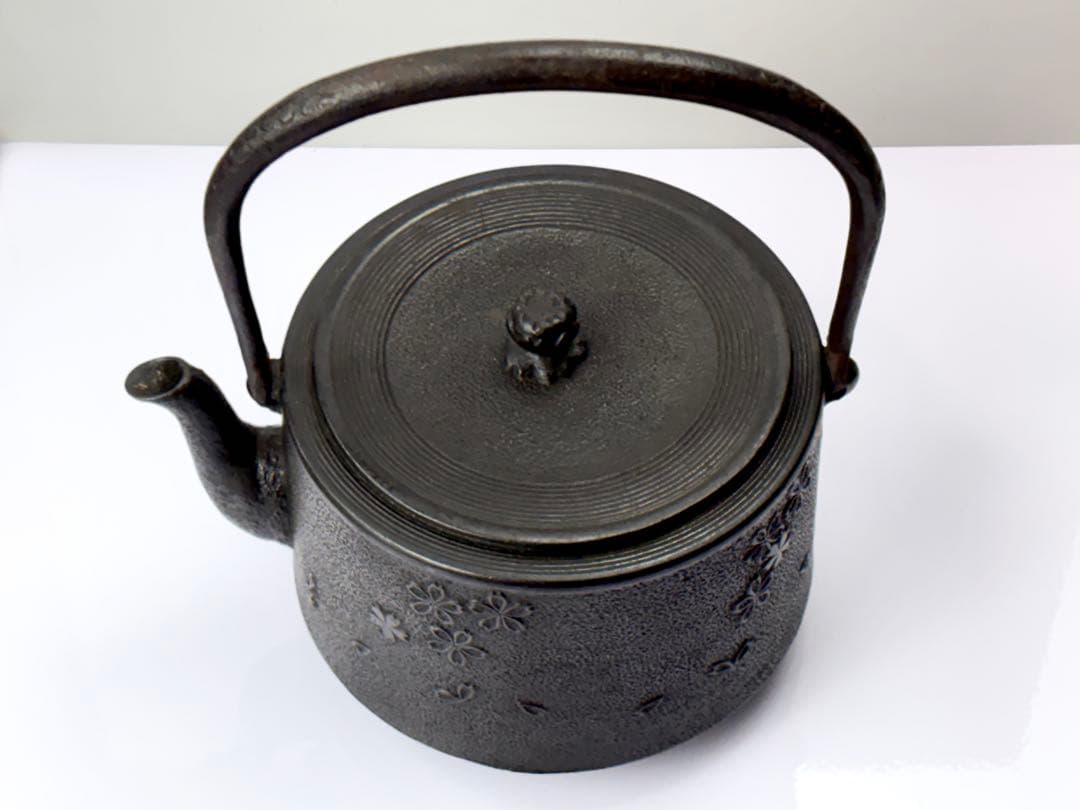 未使用】人間国宝 正寿堂【高橋敬典】 肩付桜紋 鉄瓶 T−510 - メルカリ