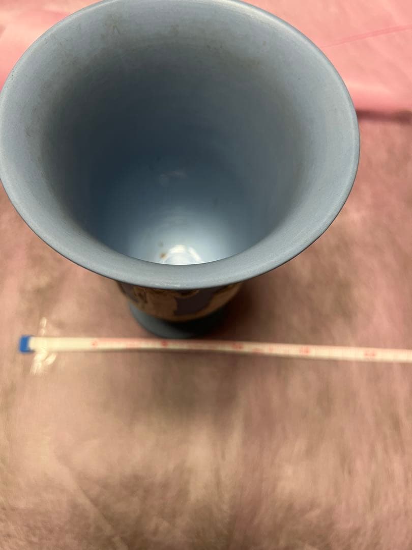 ウエッジウッド 青い陶器の浮彫り花瓶 高さ約20cm