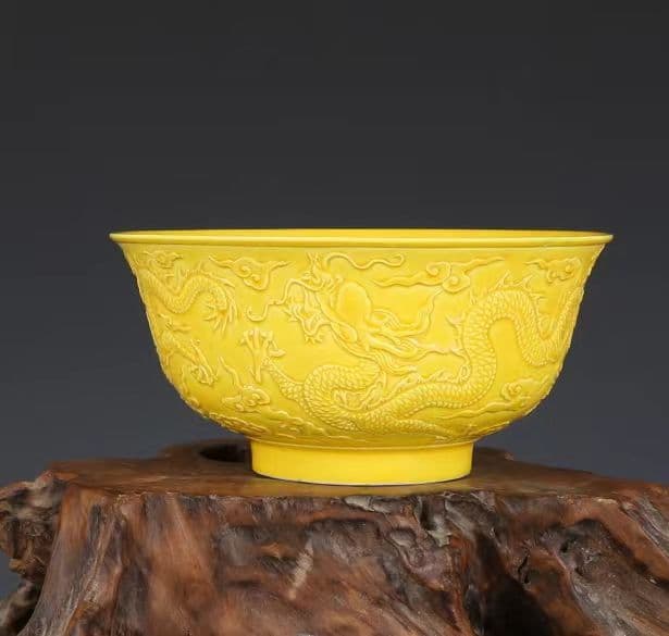 清朝 雍正 黄釉  竜の柄 お碗 収蔵品 コレクション 黄釉暗花団花文碗 大清康熙年製銘 文化遺産オンライン