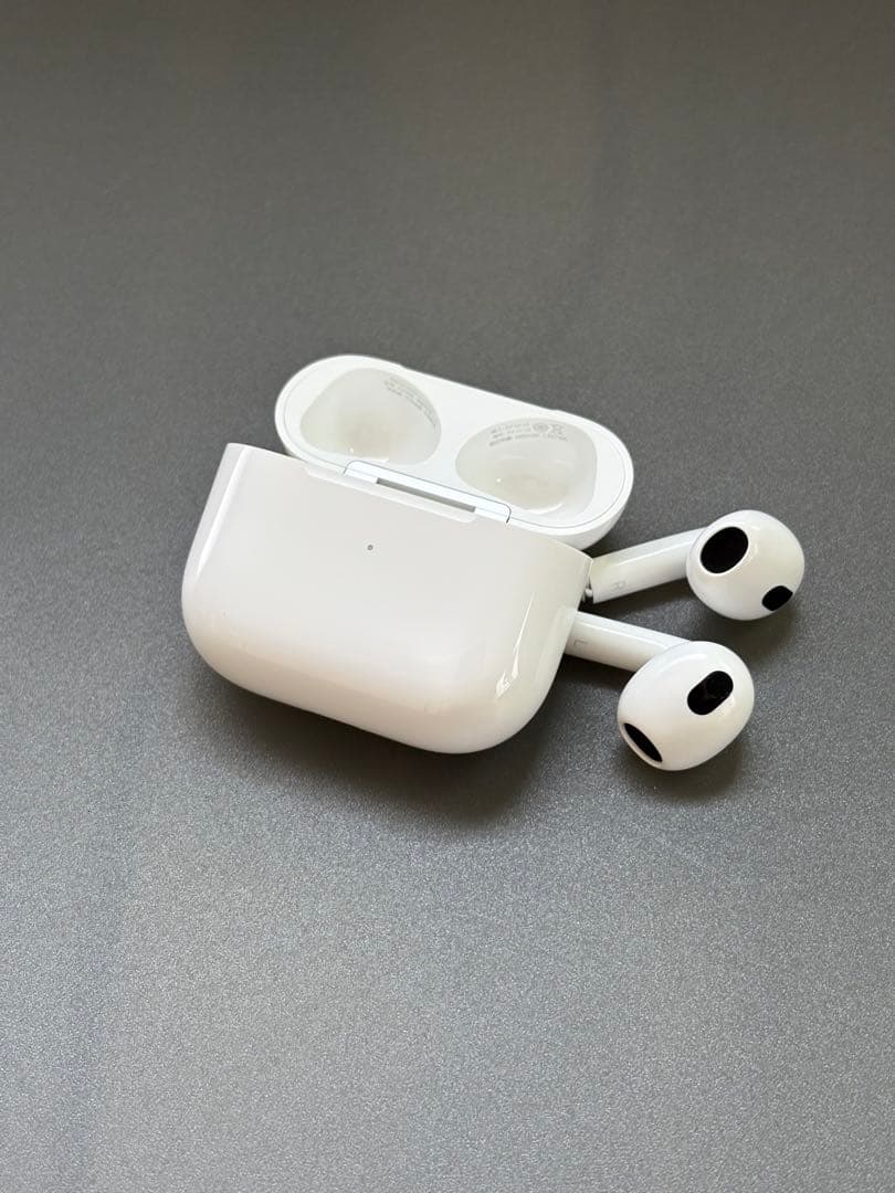 Apple AirPods 本体 第3世代/動作確認済み <No.519> アップル、軸部分が短くなった「AirPods」第3世代モデルを本日10/26