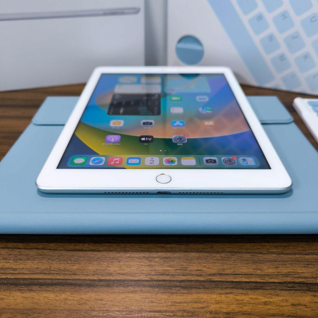 iPad 第5世代 Simフリー 128GB ケースとキーボードセット - メルカリ