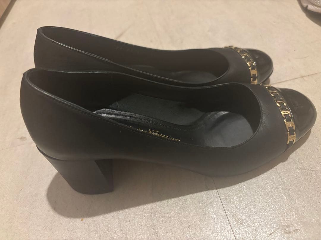 フェラガモ チェーン パンプス 黒 レザー ゴールド金具 23.5cm