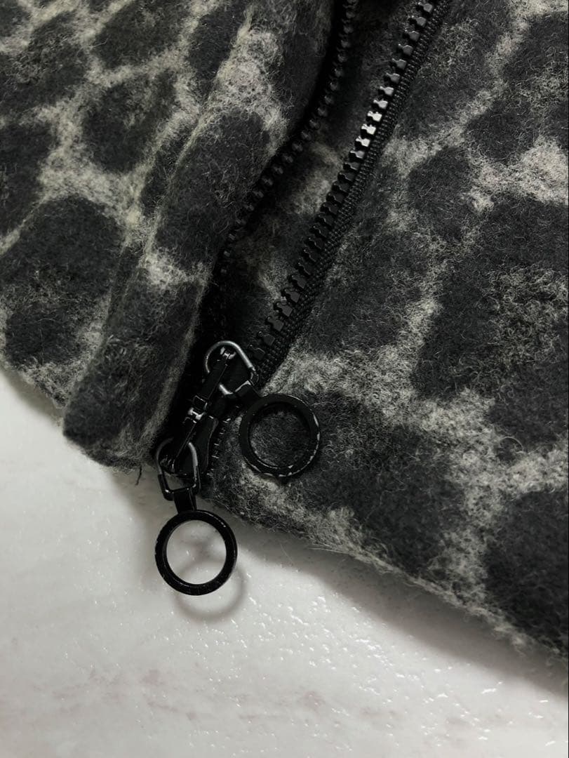 美品】TATRAS ダウン ポンチョ レオパード ロゴ グレー ケープ 02