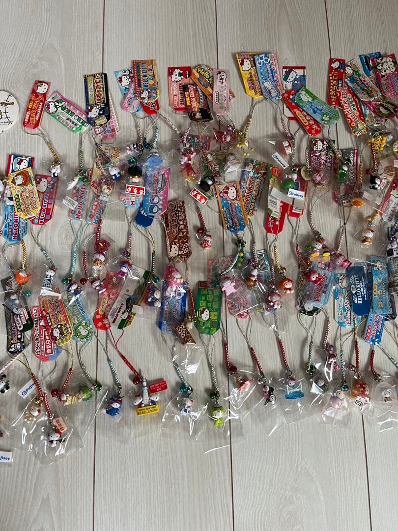 【未使用】ハローキティ☆ストラップ　根付け　まとめ売り　124個