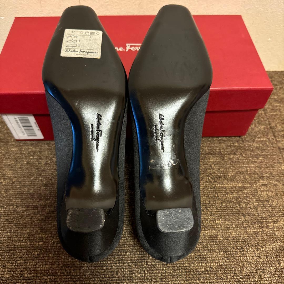 サルヴァトーレフェラガモ シルクサテンパンプス7c - メルカリ