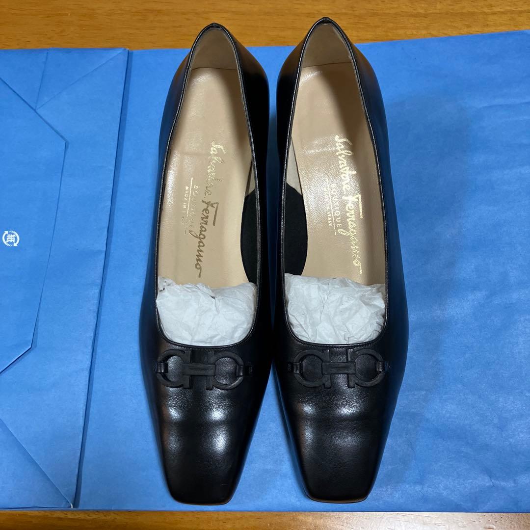 【美品】フェラガモパンプス　黒　23.5cm