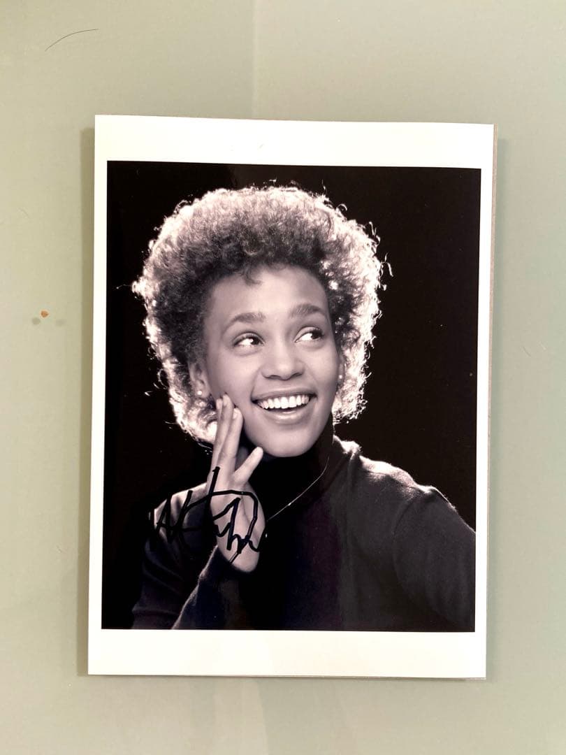 ホイットニーヒューストン直筆サイン入り2Lサイズ写真…