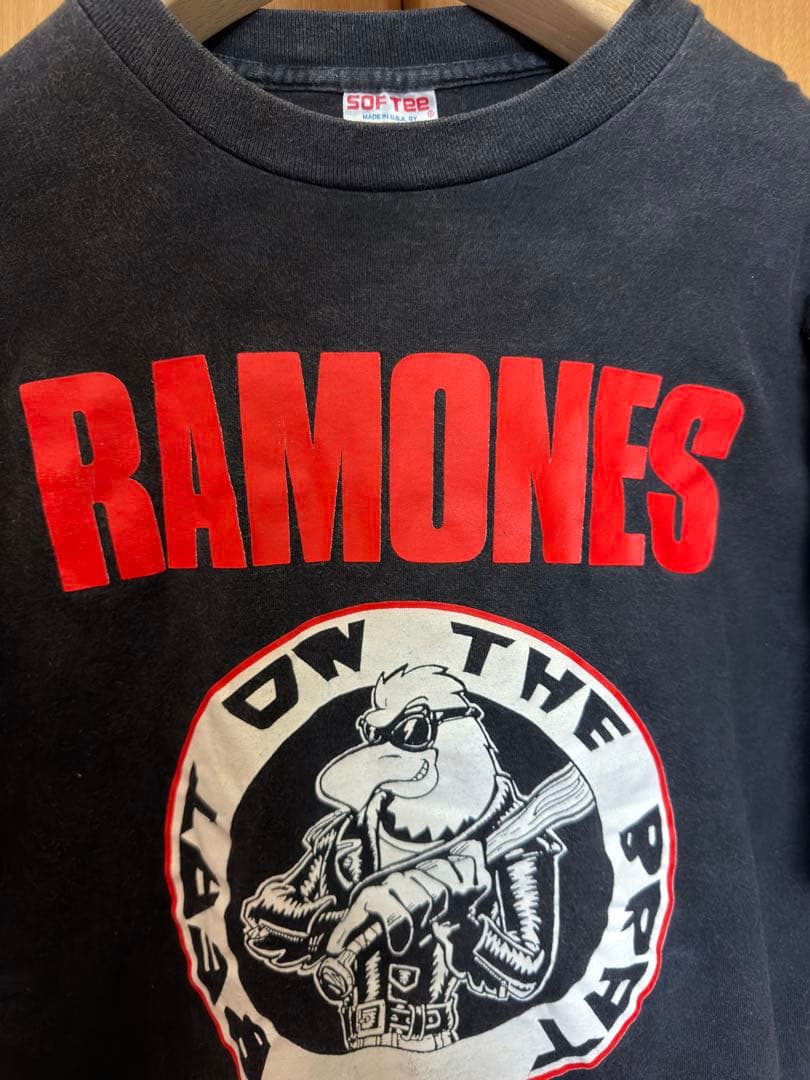 RAMONES Beat on the Brat Tシャツ