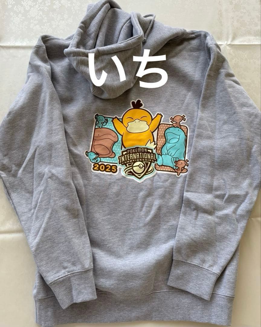 ポケモン海外 EUIC NAIC 2025 パーカー トレーナー　コダック　新品 ポケモン海外 EUIC NAIC 2025 パーカー トレーナー コダック 新品
