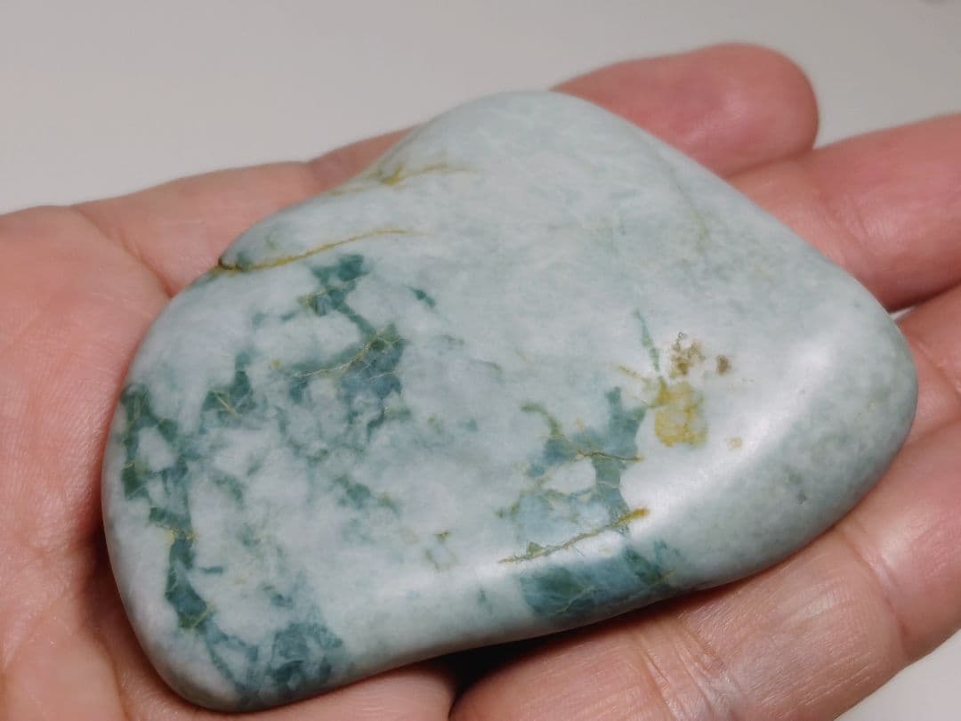 糸魚川155 翡翠 129g ヒスイ 原石 鑑賞石 自然石 誕生石 鉱物 鉱石