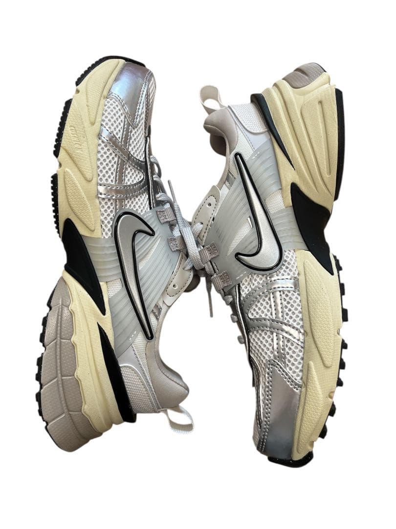 （美品）NIKE ナイキV2K RUN 25.5cm