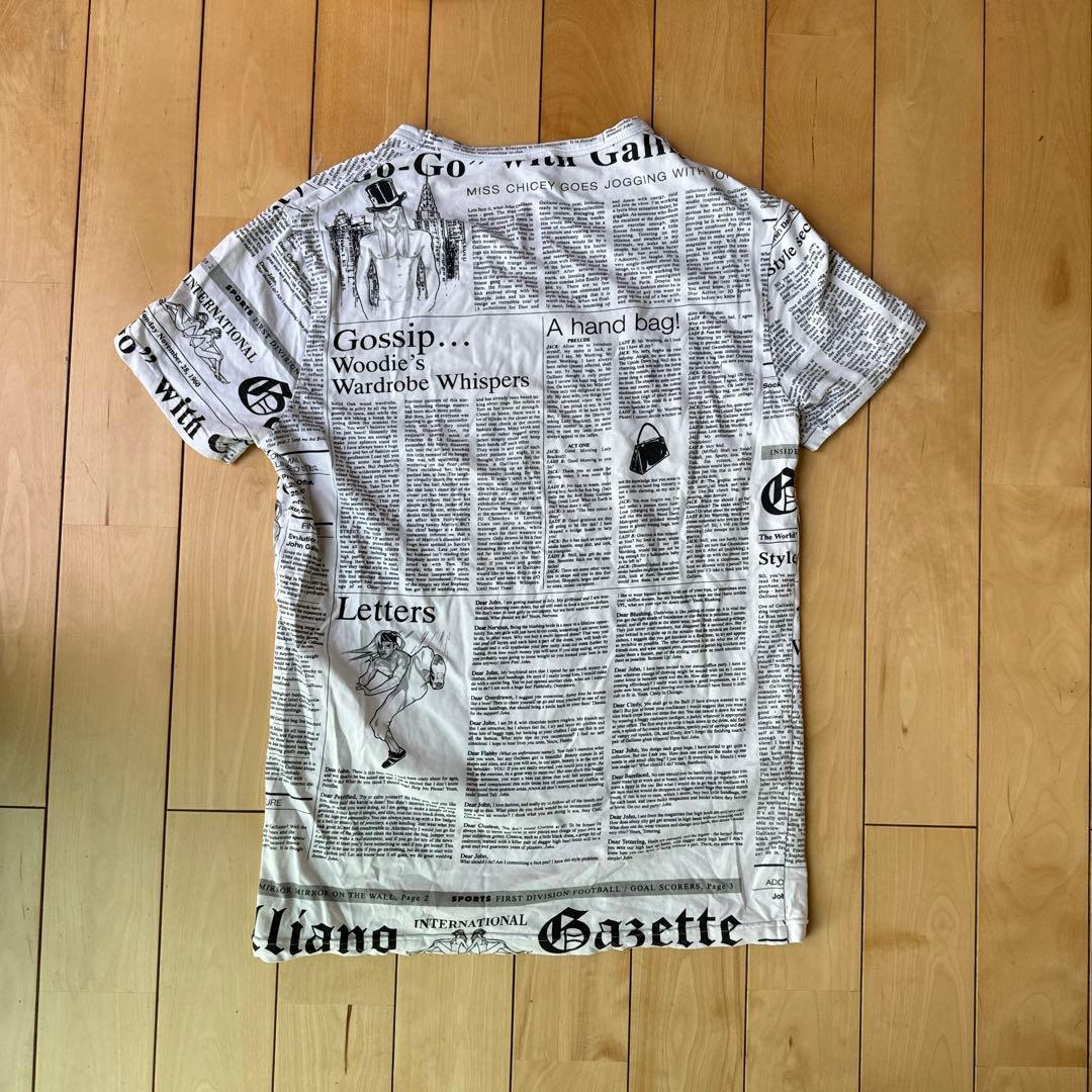 JOHN GALLIANO ジョンガリアーノ ニュースペーパー柄 Tシャツ - メルカリ