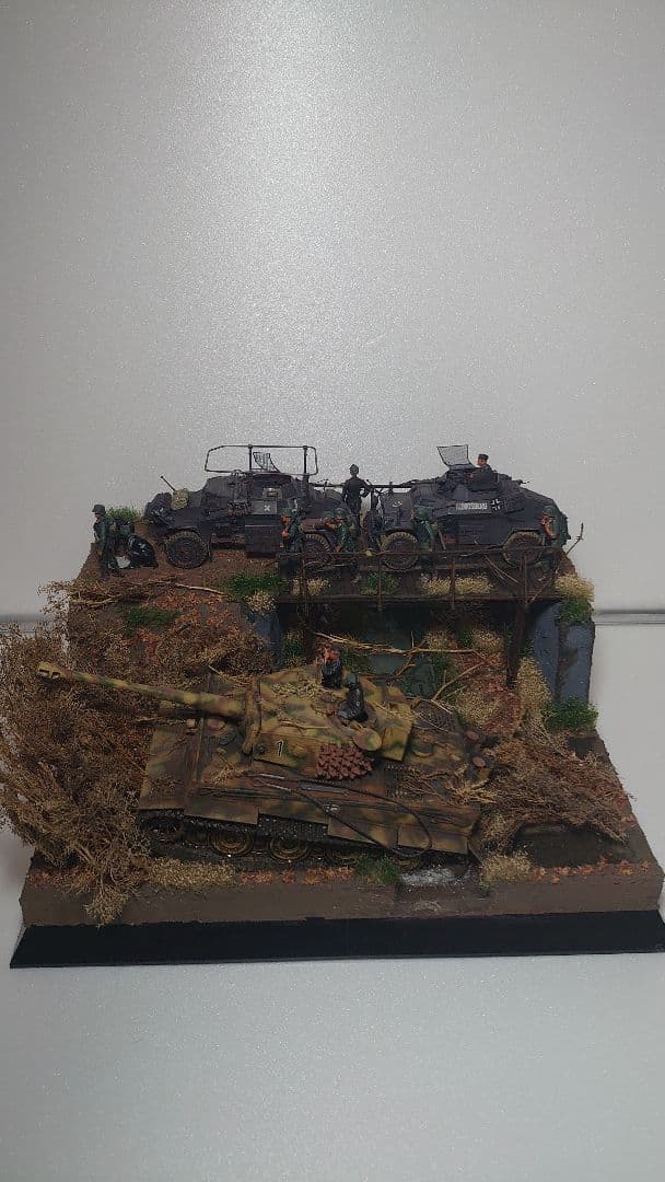 1/35 タミヤ ドイツ軍 タイガー戦車 ワーゲン ジオラマ 完成品 Amazon.co.jp: 135 第二次世界大戦 ドイツ軍 タイガー戦車 ジオラマ