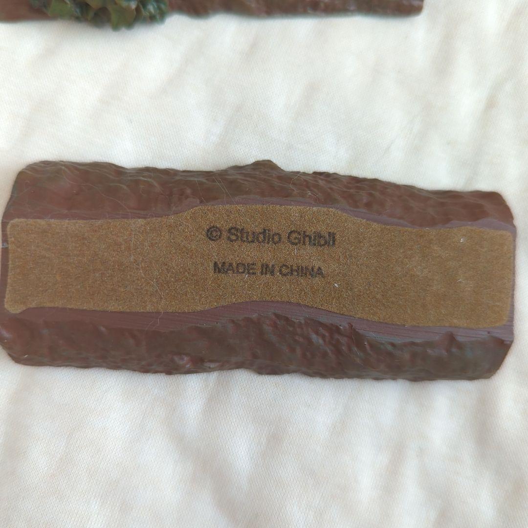 となりのトトロ　雑木林のトトロたち　丸太の上でエッサホイサ！