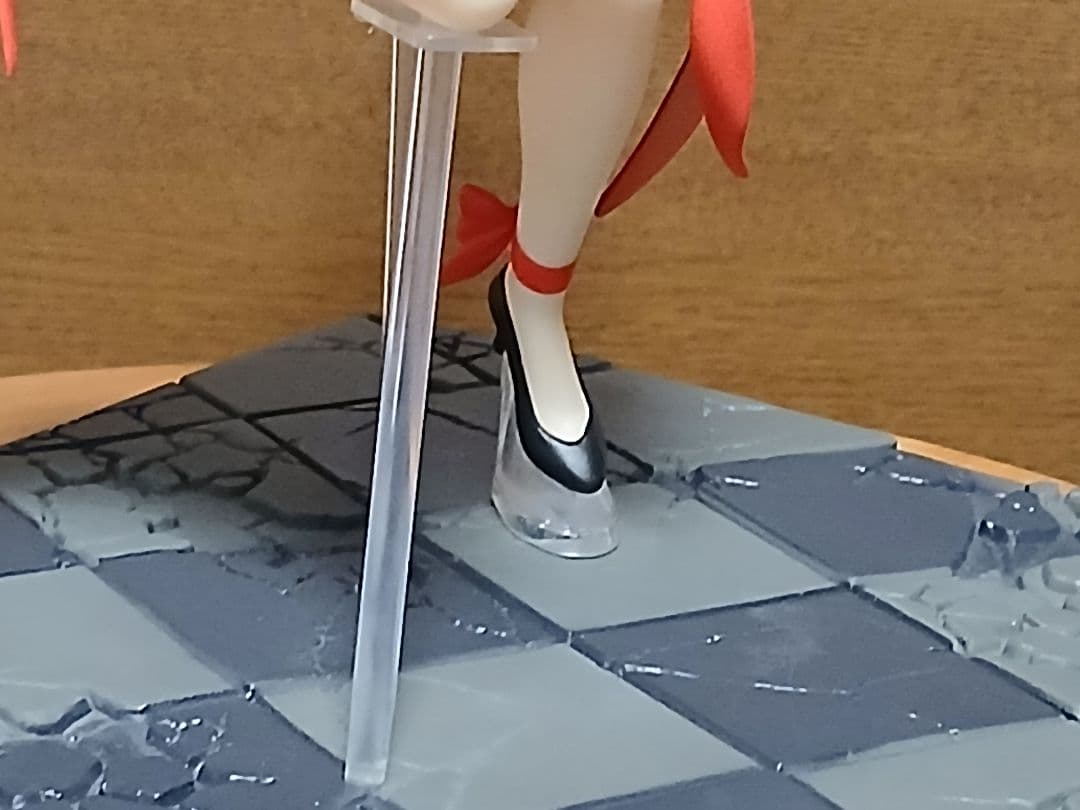 GOD EATEA アリサ 赤いドレス