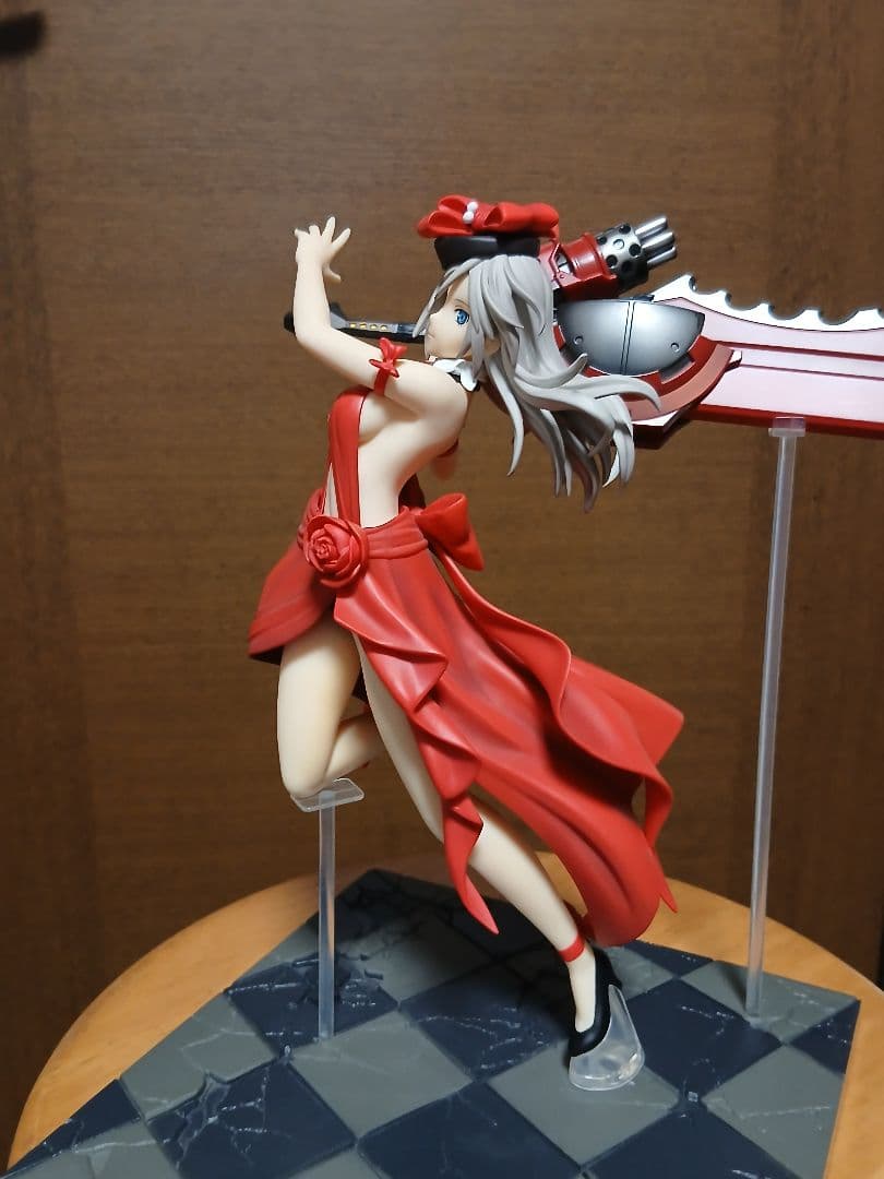 GOD EATEA アリサ 赤いドレス