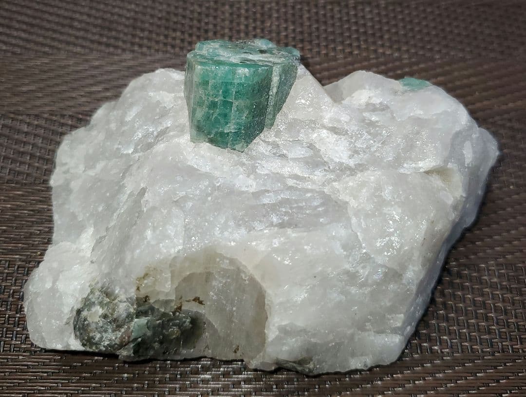 エメラルド 緑柱石 エクアドル産 鉱石 原石 宝石 貴重