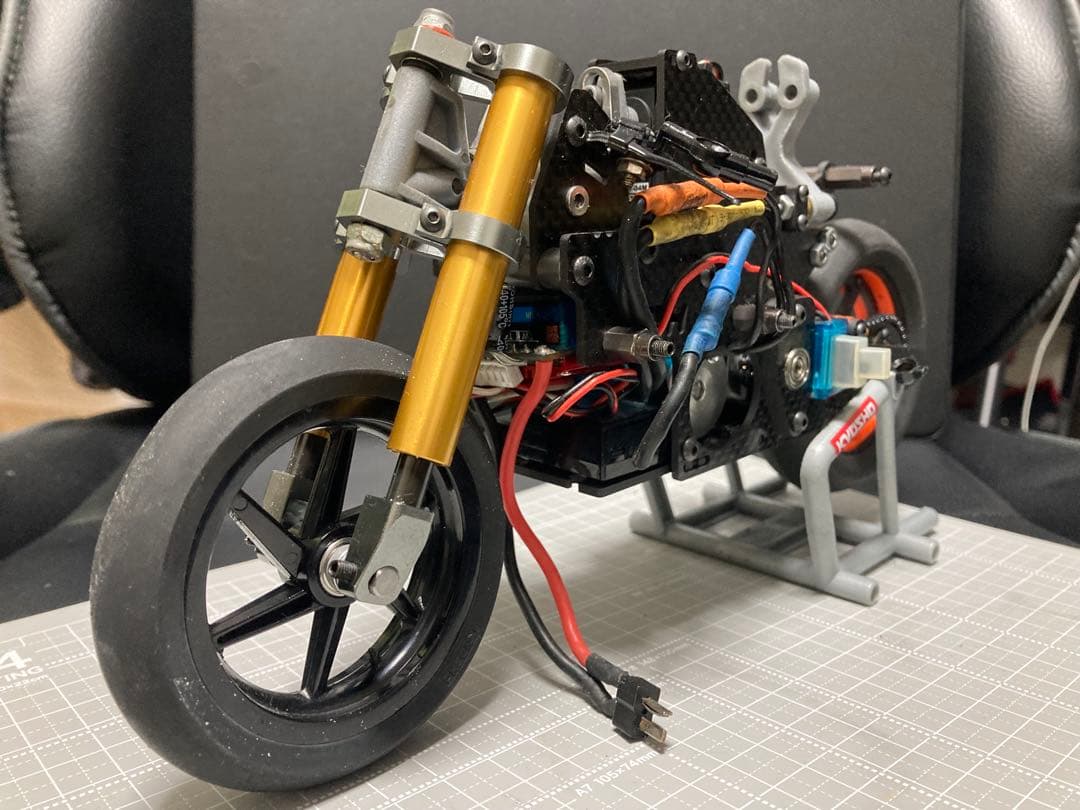 ハングオンレーサーZHレーシング　カーボン製シャーシその他パーツ！