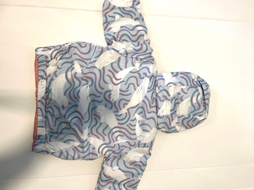 パタゴニア ベビー リバーシブルダウンセーターフーディ水色 くじら