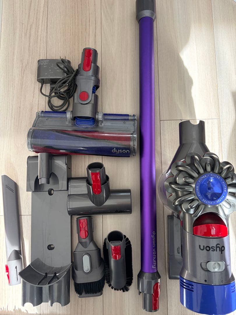 Dyson SV10 FF3 v8 fluffy 各種アタッチメント付き SV10 FF3 スティッククリーナー Dyson V8 Fluffy [サイクロン式