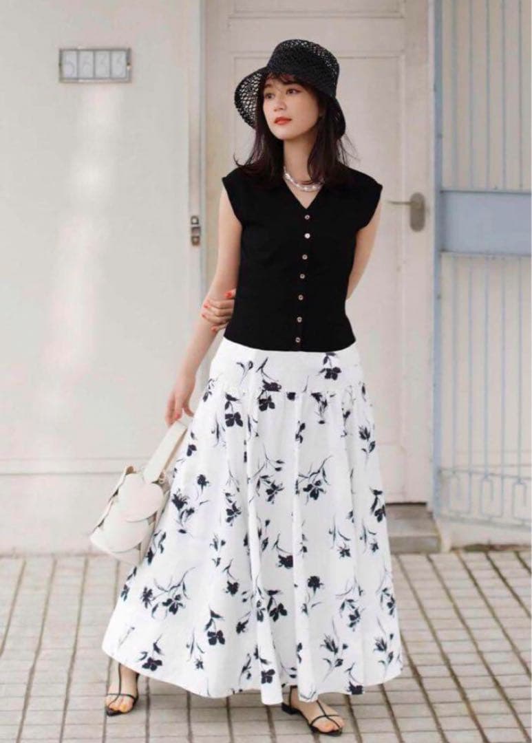 アプワイザーリッシェ モノトーンボリュームフラワースカート - メルカリ