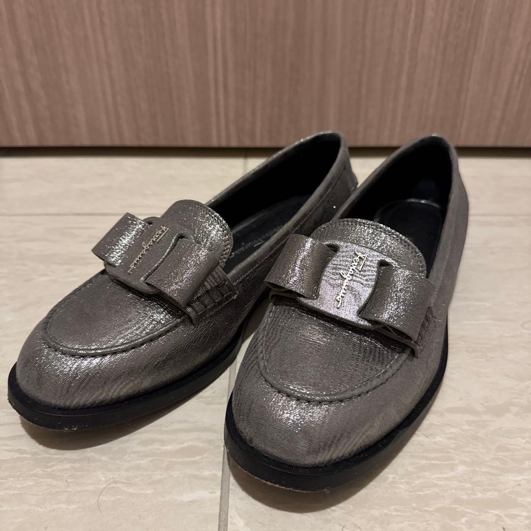 美品レア】Ferragamo モカシン/ローファー リボン シルバー 25.5