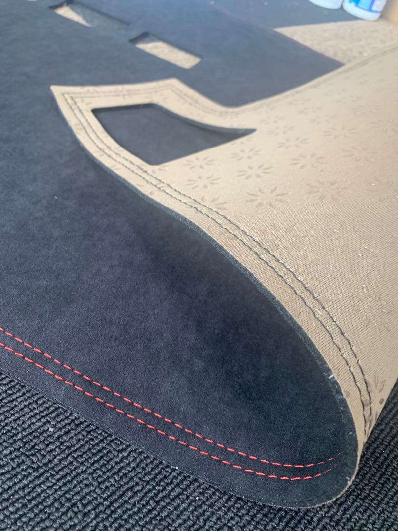 エスカレード 07〜 ダッシュマット 黒 スエード×赤ステッチ - メルカリ