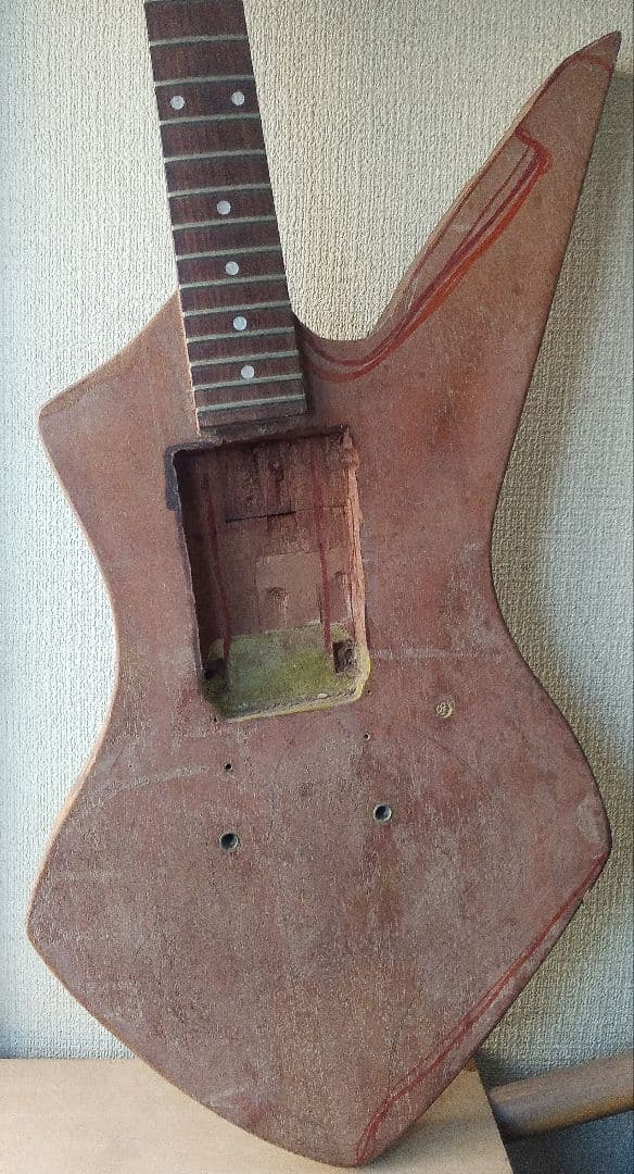 ち*で様 謎ジャンクギター＋大型ハードケース - ギターセール アウトレット