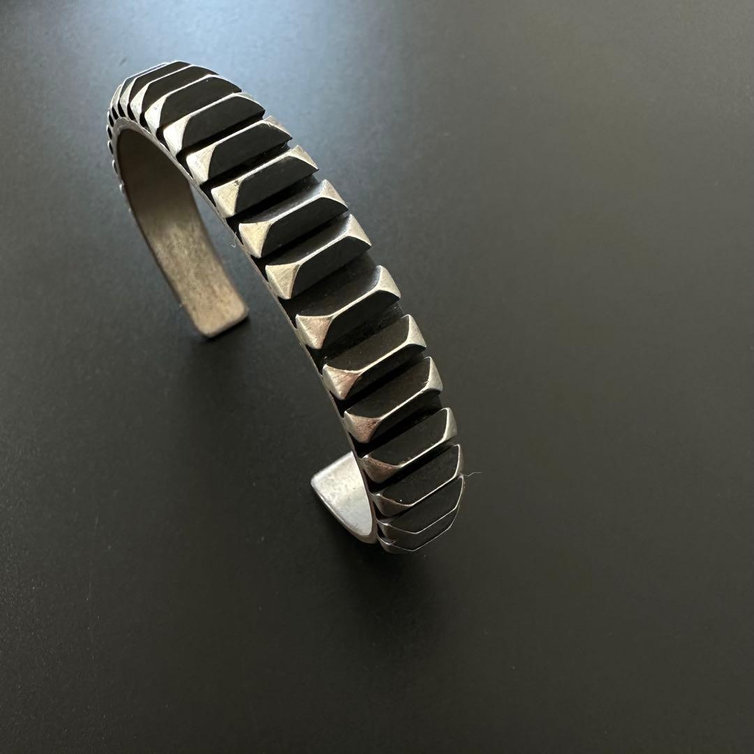 美品】Navajo Leander Tahe カットワーク バングル 9mm幅 - メルカリ