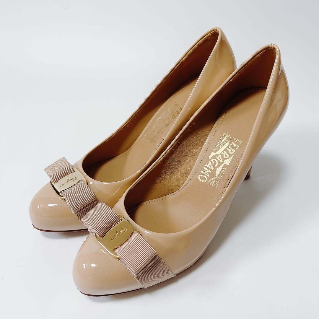 《美品》フェラガモ エナメルパンプス ヴァラリボン ヒール ベージュ 8.5C